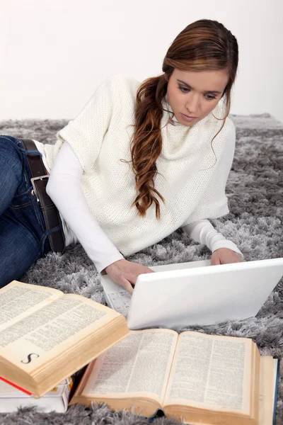 Junge Frau studiert — Stockfoto