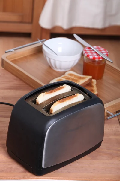 Roosteren brood voor het ontbijt — Stockfoto