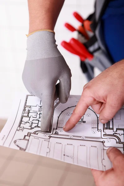 Workers pointing at building layout — Stock Photo, Image