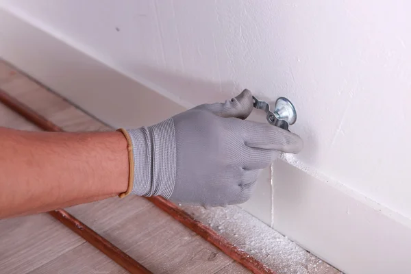 Alguien perforando un agujero en una pared —  Fotos de Stock