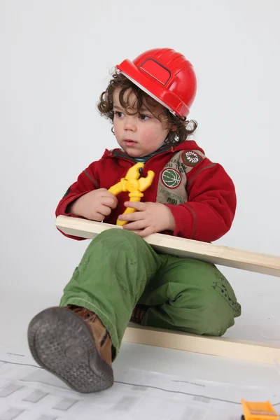 Niño pretendiendo ser constructor — Stockfoto