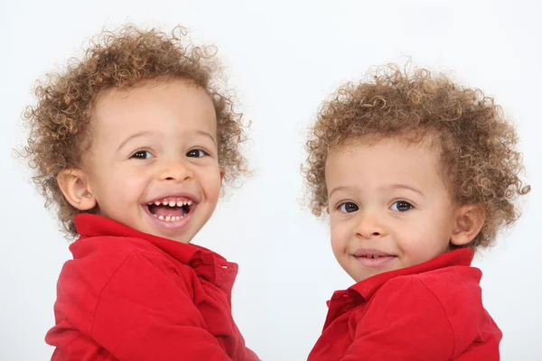 Dois pequenos gémeos de sangue misturado . — Fotografia de Stock