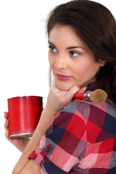 Mulher segurando uma escova e uma lata de tinta — Fotografia de Stock