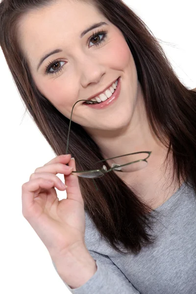 Frau mit Brille vor dem Mund — Stockfoto