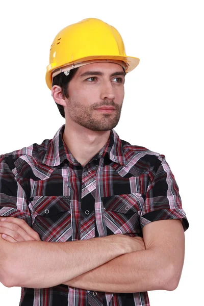 Retrato de artesano guapo con casco de seguridad de pie con brazos cruzados —  Fotos de Stock