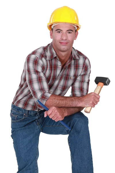 Handwerker mit riesigem Hammer — Stockfoto