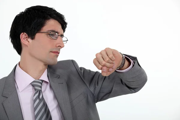 Affärsman tittar på sin klocka — Stockfoto