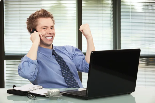 Empresário feliz ouvir boas notícias no telefone — Fotografia de Stock