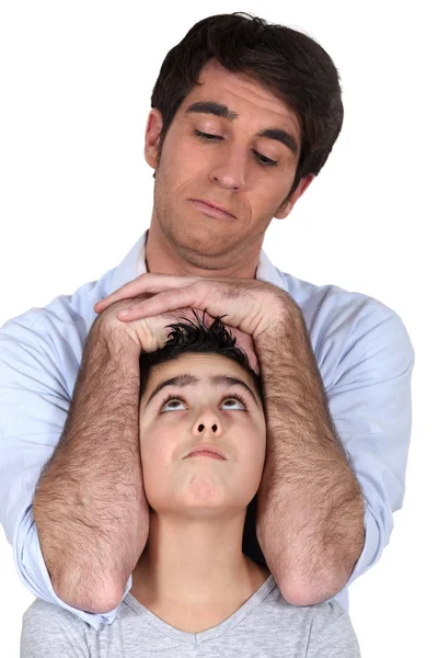 Vater scherzt mit Sohn — Stockfoto