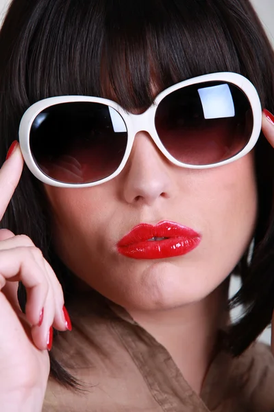 Nő túlméretezett napszemüveget visel — Stock Fotó