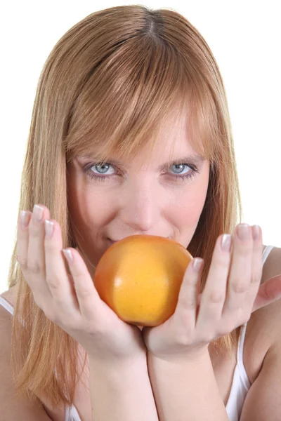 Mulher segurando uma laranja — Fotografia de Stock