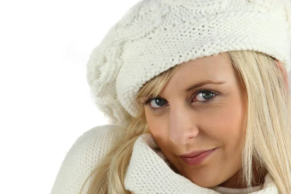 Blonde vrouw wol hoed — Stockfoto