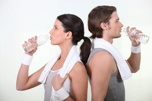 Couple drinking water — Stock Photo, Image