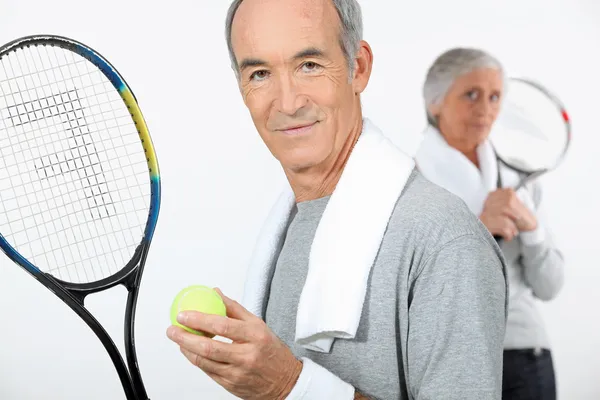 Seniorenpaar spielt Tennis — Stockfoto