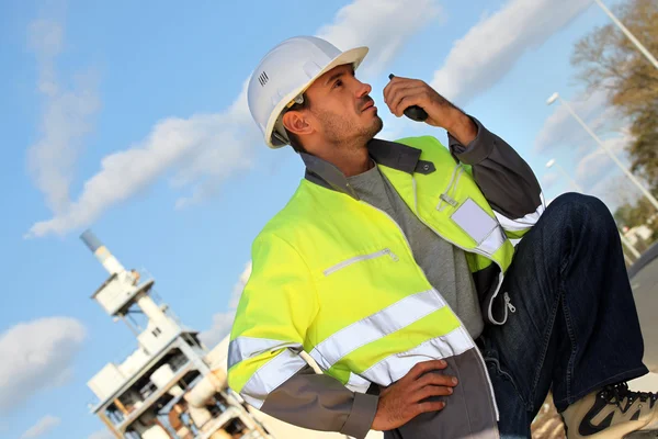 Verkehrswacht spricht in seinen Walkie-Talkie — Stockfoto