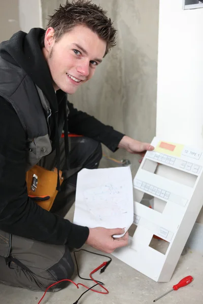 Electricista con caja de fusibles — Foto de Stock