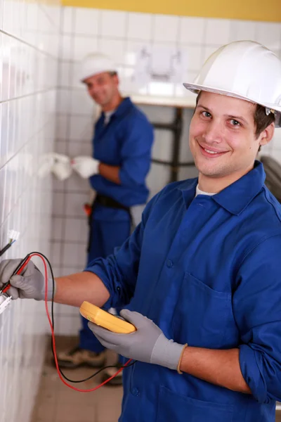 Jóvenes electricistas — Foto de Stock