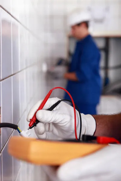 Werknemer met een multimeter — Stockfoto