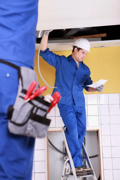 Rörmokare i arbetet — Stockfoto