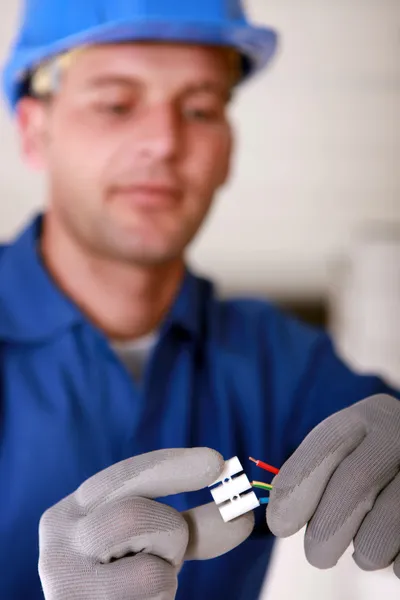 Electrician wiring a three-way connector strip — Stock Photo, Image