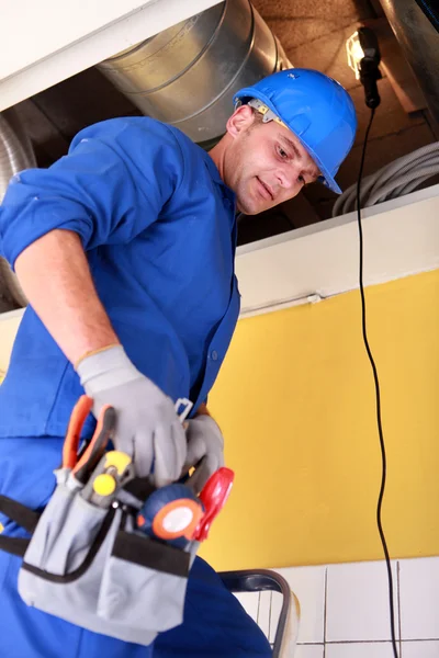 Hombre reparando sistema de ventilación completado — Foto de Stock