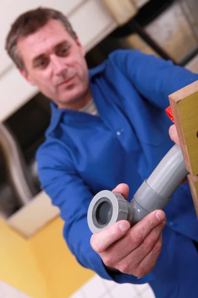 Klempner bereitet Kunststoffrohr vor — Stockfoto