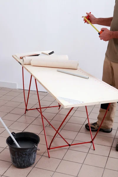 Man measuring wallpaper — Stock Photo, Image