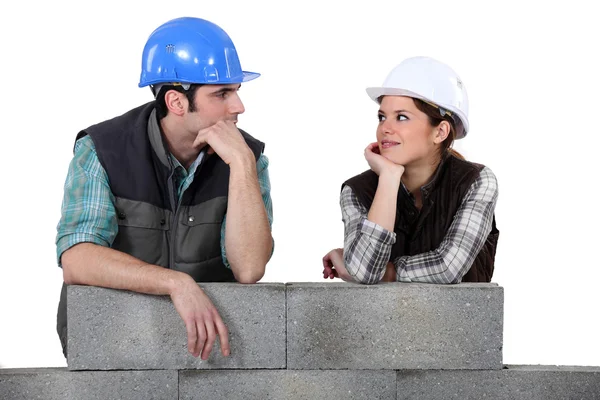 Bauarbeiter lehnen sich an eine unfertige Wand — Stockfoto