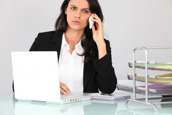 Donna d'affari che parla al telefono — Foto Stock