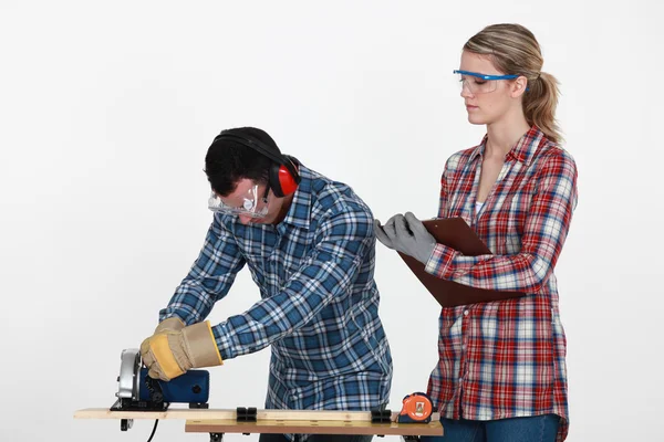 Femme supervisant charpentier — Photo