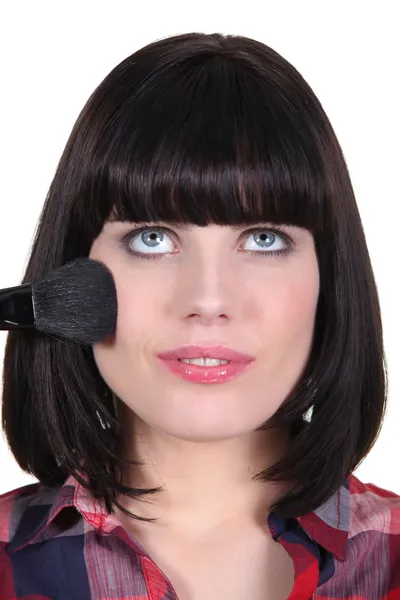 Brunett kvinna tillämpa makeup — Stockfoto