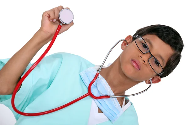 Anak muda berpakaian sebagai petugas medis dengan stetoskop — Stok Foto