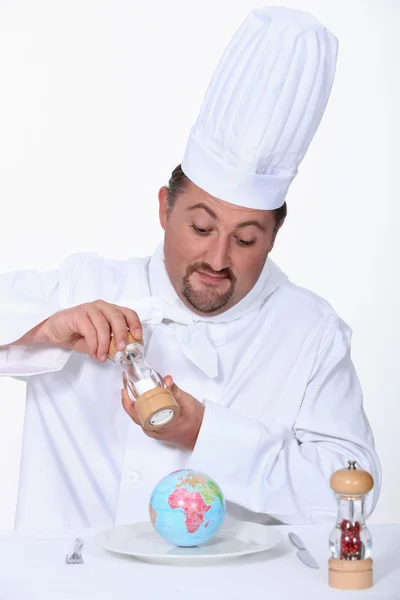 Chef colocando sal em sua refeição — Fotografia de Stock