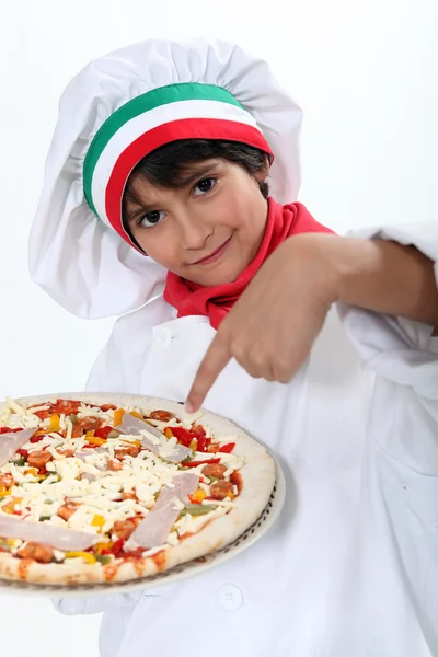 Pizza taşıyan pizzacı çocuk — Stok fotoğraf