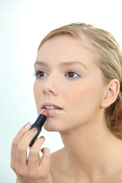 Vrouw die lippenstift aanbrengt — Stockfoto