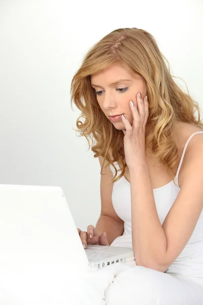 Jonge vrouw op de computer — Stockfoto