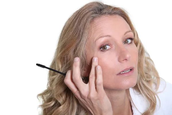 Vrouw die Mascara toepast — Stockfoto