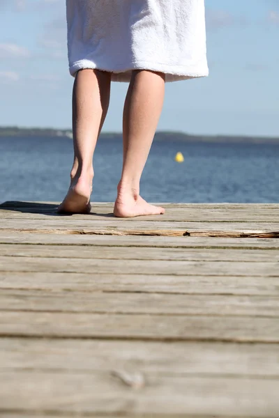 De pie junto al mar — Foto de Stock