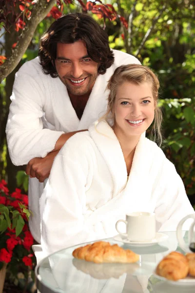 Couple having breakfast outside — Stock Photo, Image