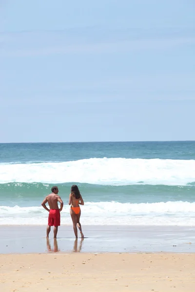 Foto traseira do casal na praia — Fotografia de Stock