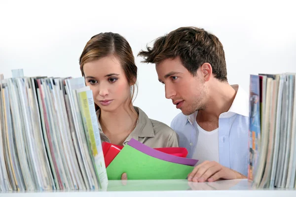 Studenter på bibliotek — Stockfoto