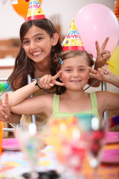 Duas meninas em uma festa de aniversário — Fotografia de Stock