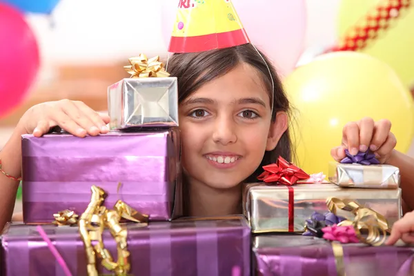 Mädchen hinter Geschenkpaketen — Stockfoto