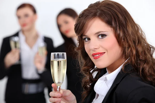 Três mulheres de negócios bebendo champanhe — Fotografia de Stock