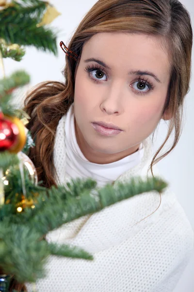 Mulher decorando uma árvore de Natal — Fotografia de Stock