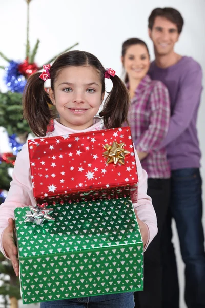 Niña recibiendo sus regalos de Navidad — Foto de Stock