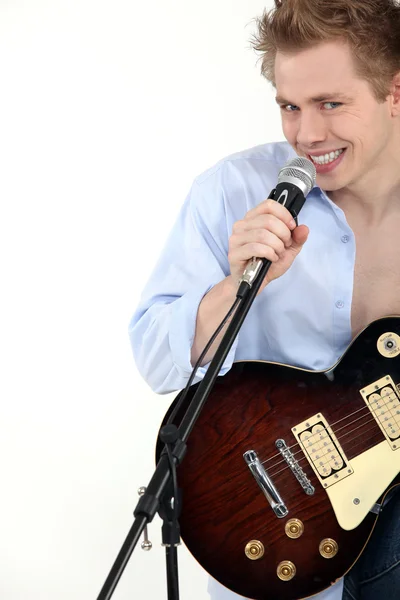 Girl with guitar singing — Stock Photo, Image