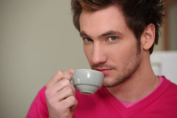 Jonge man een espresso drinken — Stockfoto