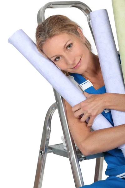 Frau mit Tapetenrollen — Stockfoto