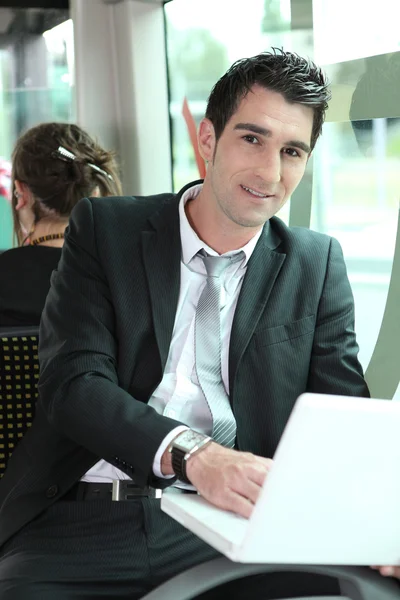 Homme d'affaires travaillant dans le bus — Photo